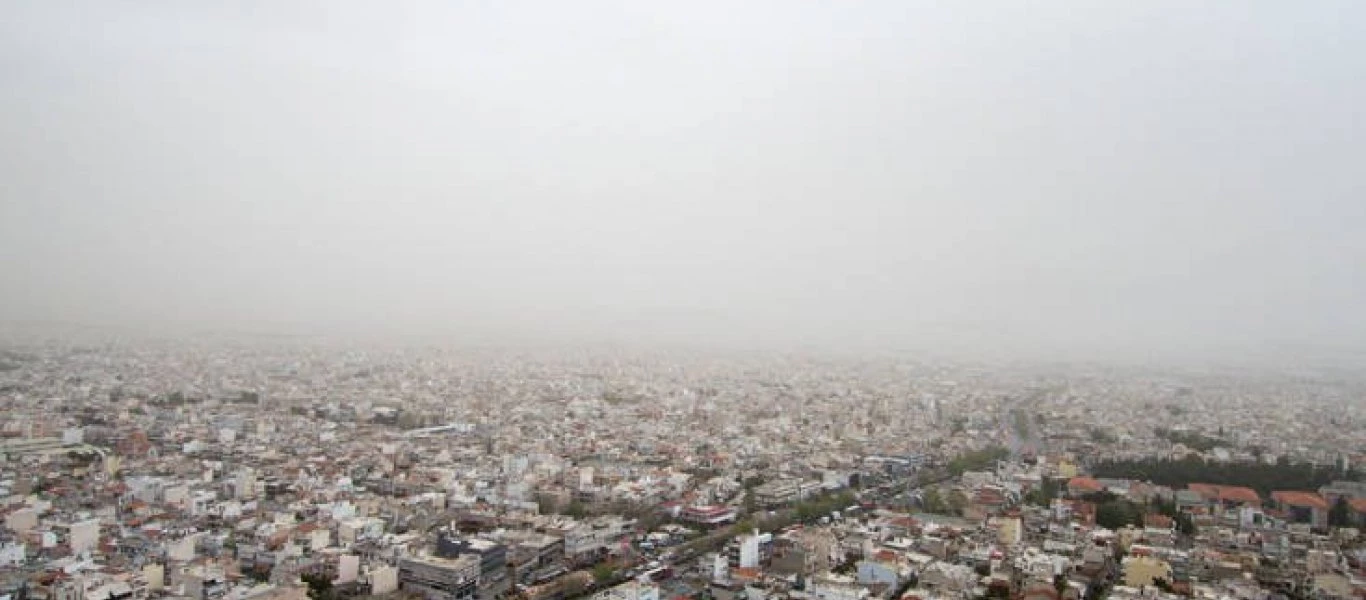 «Πνίγηκε» η Αθήνα από αφρικανική σκόνη - Αποπνικτική η ατμόσφαιρα από τις υψηλές για την εποχή θερμοκρασίες (φωτό)